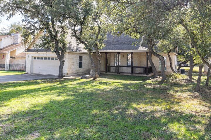 Property Photo: 6 Pebblebrook Lane TX 78676
