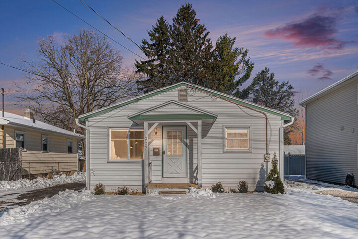 Property Photo: 907 Tisdale Avenue MI 48910