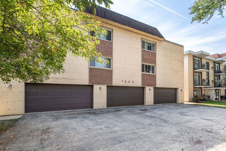Property Photo: 1363 Perry Street 1B IL 60016