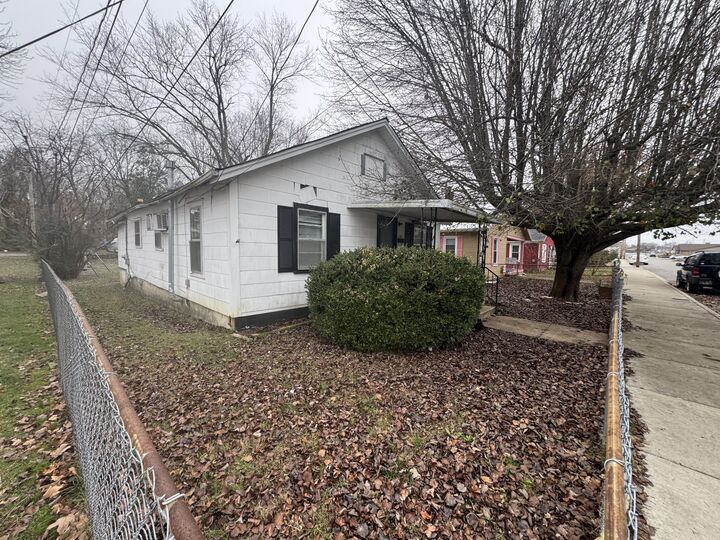 Property Photo: 121 Sylvis St TN 37055