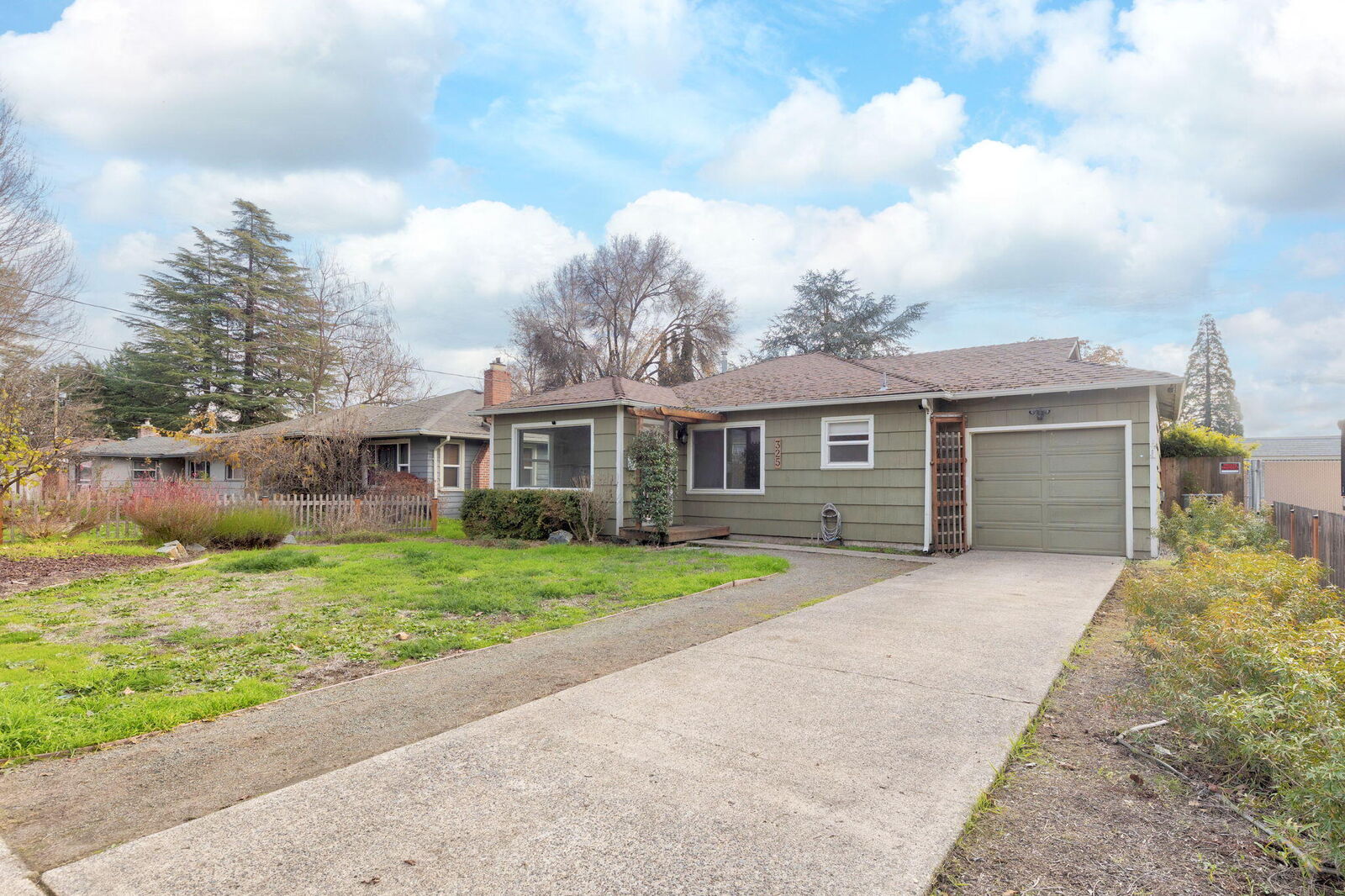 Property Photo:  325 NE B Street  OR 97526 