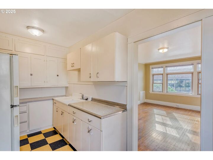 Property Photo:  4025 SE Hawthorne Blvd  OR 97214 