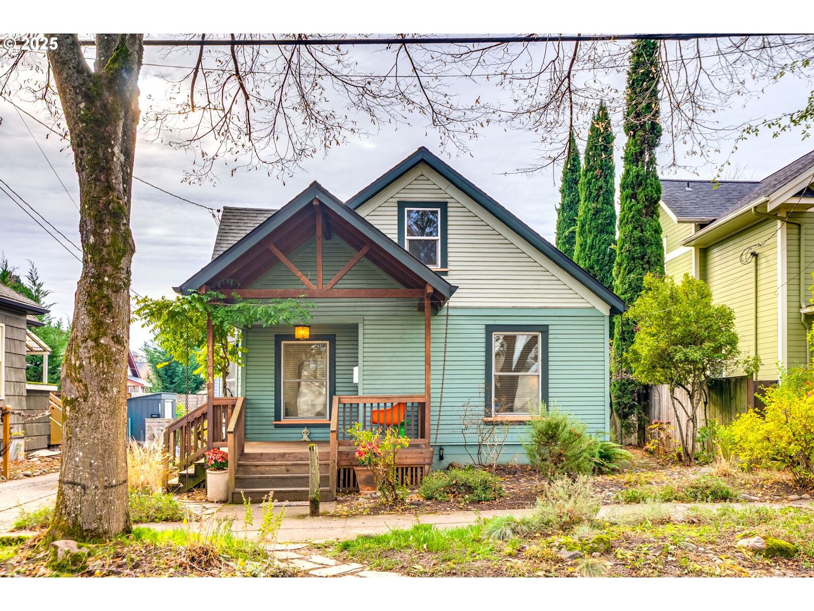 Property Photo: 1566 SE Sherrett St A OR 97202