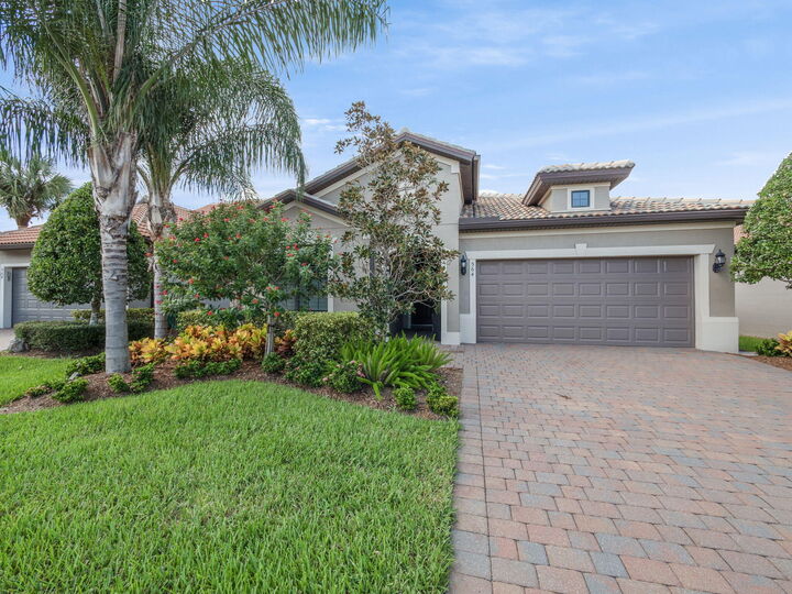 Property Photo: 564 SE Monet Drive FL 34984