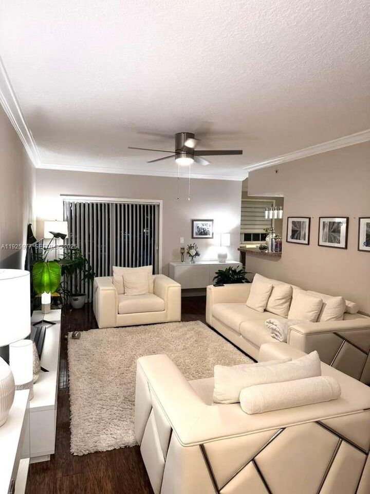 Property Photo: 220 SW 116th Ave 15201 FL 33025