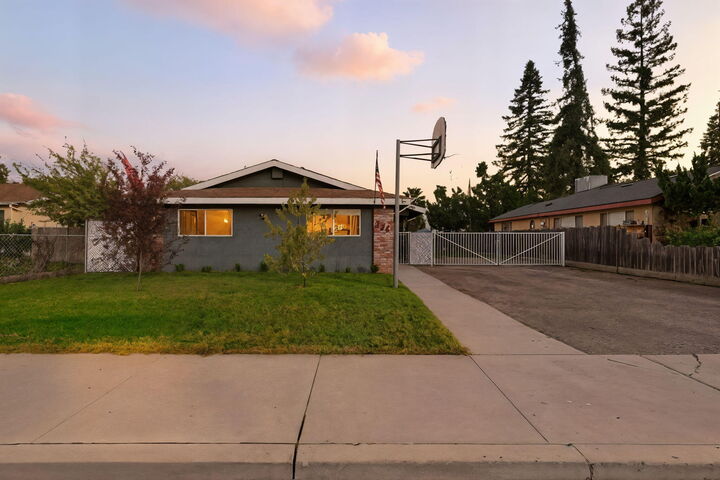 Property Photo:  276 N Cottage Street  CA 93257 