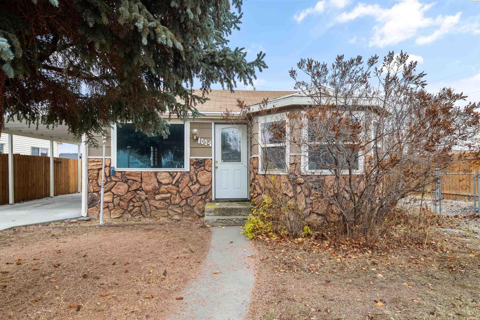 Property Photo: 1004 Warren Ct WA 99352