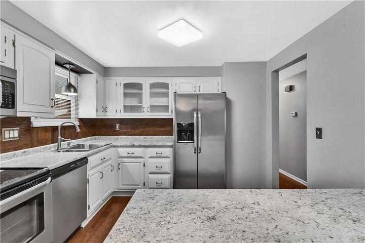 Property Photo: 124 Macbeth Dr PA 15068