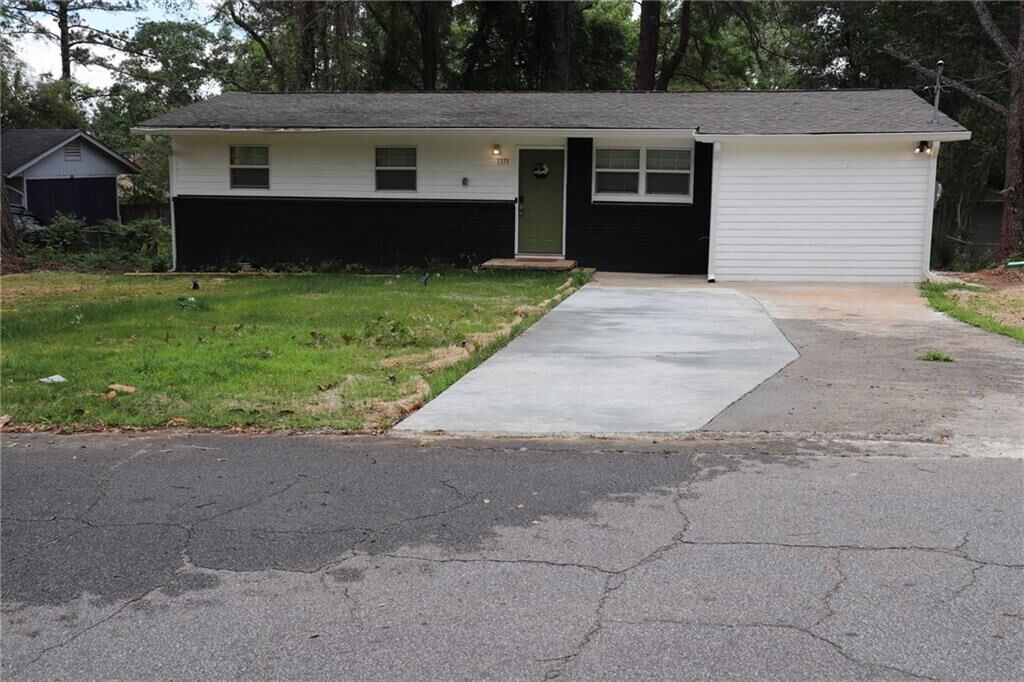 Property Photo: 1371 Shoreham Drive GA 30349