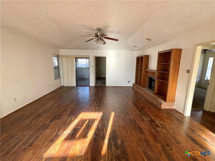 Property Photo: 401 Highridge Cove TX 76543