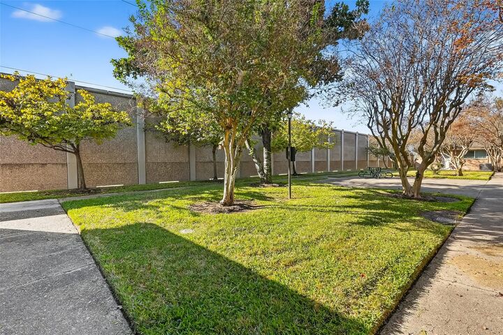 Property Photo: 235 W Tri Oaks Lane 235 TX 77043
