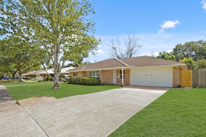 Property Photo: 5451 Redstart Street TX 77096