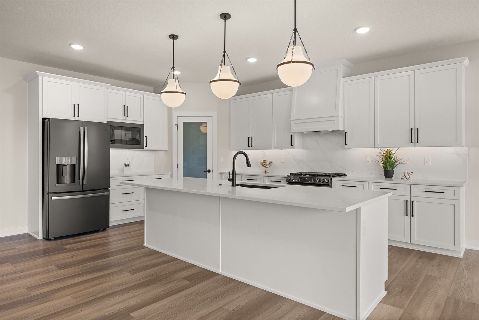 Property Photo:  1376 S Lotus Place  IA 50266 