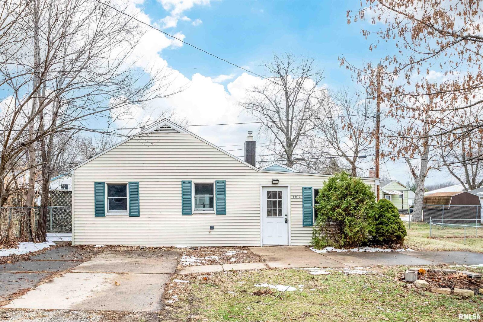 Property Photo: 3302 N Gale Avenue IL 61604