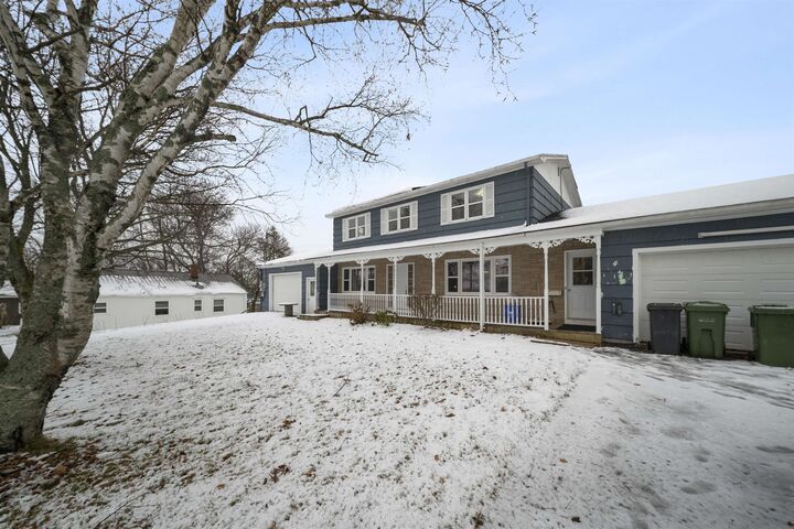 Property Photo:  4 Maclean Avenue  PE C0B 1M0 