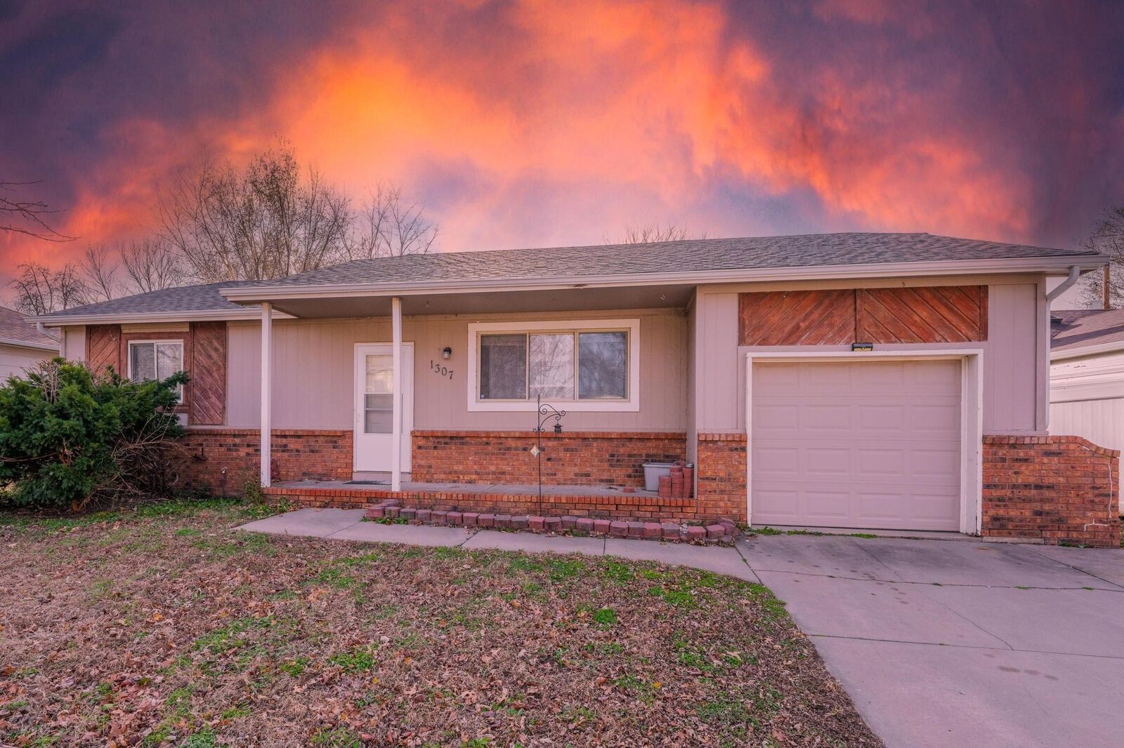Property Photo:  1307 E Kemper St  KS 67216 