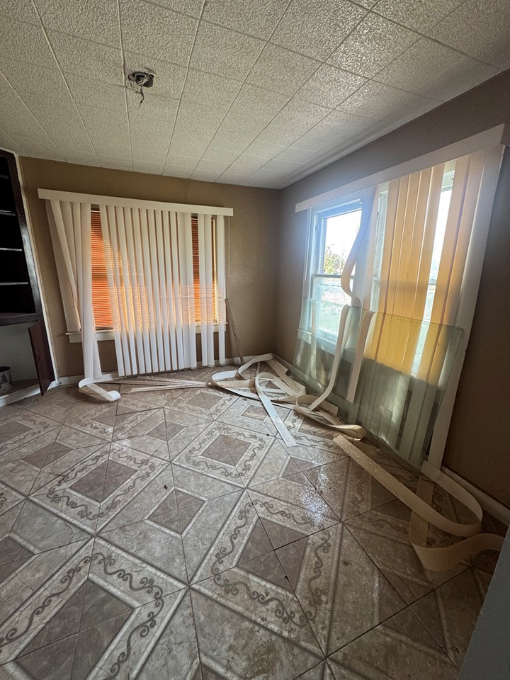 Property Photo: 1005 E 18th St TX 76903