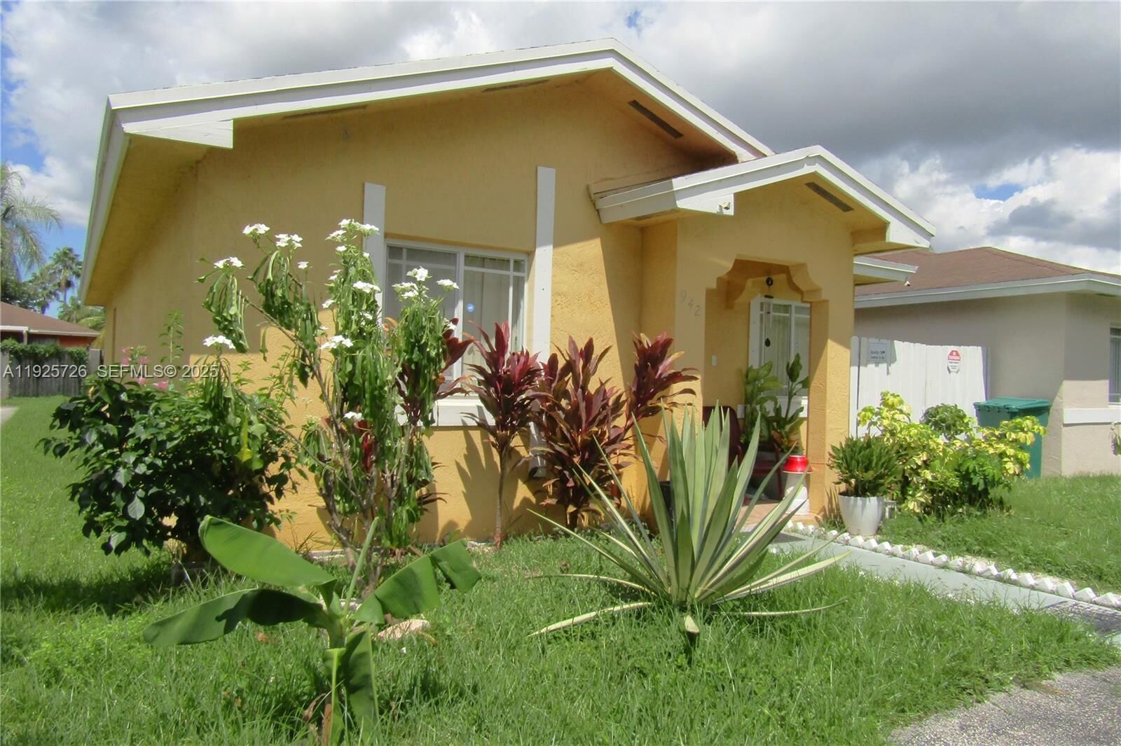 Property Photo: 942 SW 8th Pl FL 33034