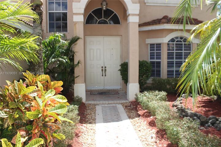 Property Photo: 2568 Jardin Pl 2568 FL 33327