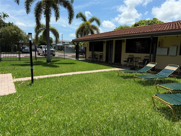 Property Photo: 811 NE 10th St 5 FL 33009