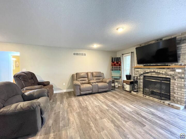 Property Photo: 1836 SW Urish Rd KS 66615