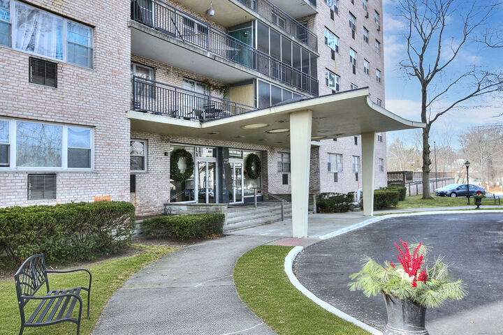 Property Photo:  25 Cartright Street 5D  CT 06604 