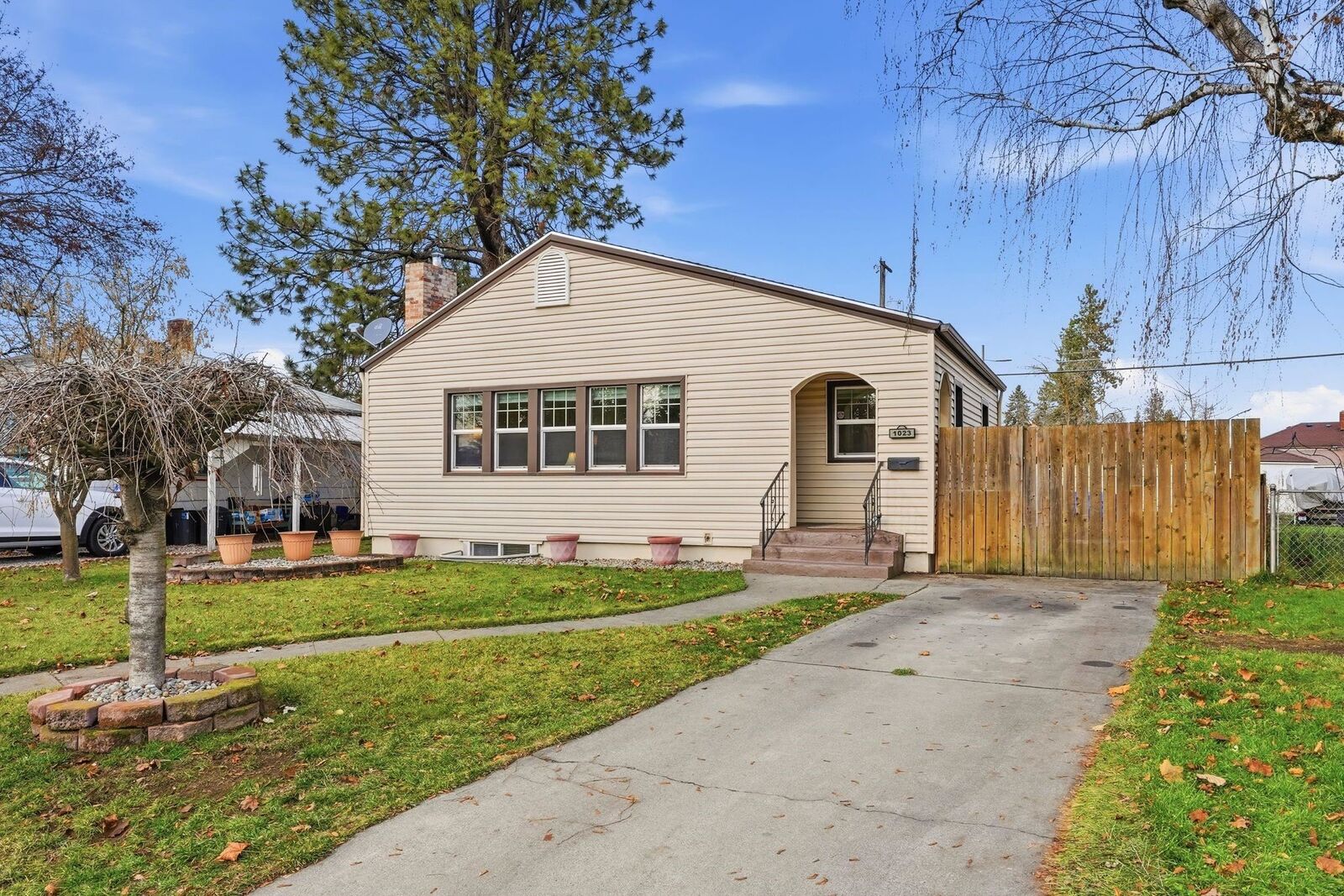 Property Photo: 1023 E Queen Ave WA 99207
