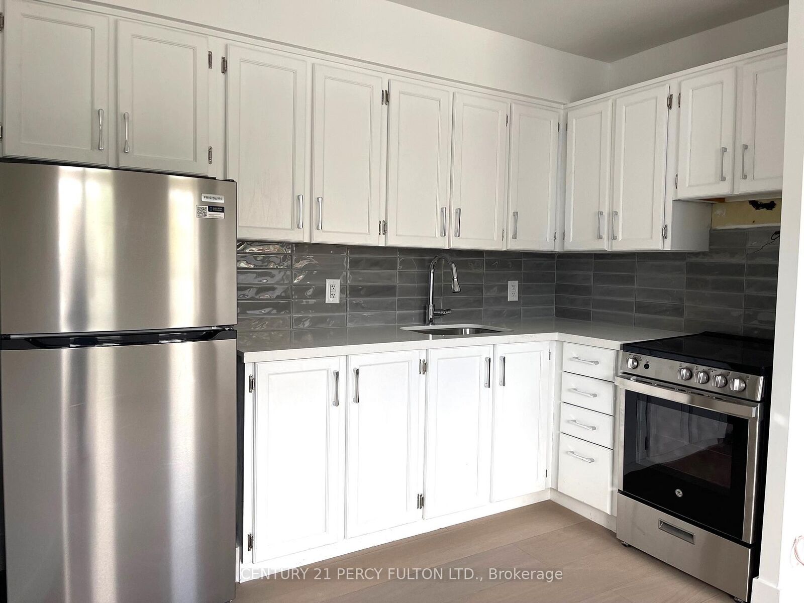 Photo de la propriété:  2373 Bloor Street W 2  ON M6S 1P6 