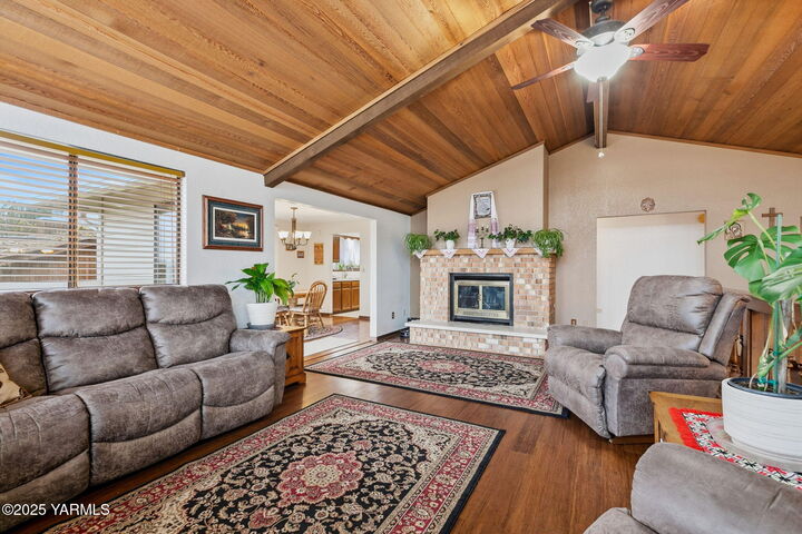 Property Photo: 1304 Cedar Ln WA 98942