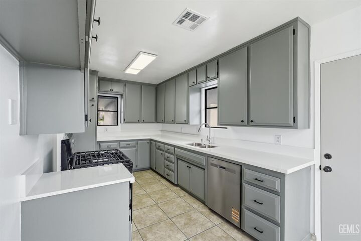 Property Photo:  2505 Elton Avenue  CA 93306 