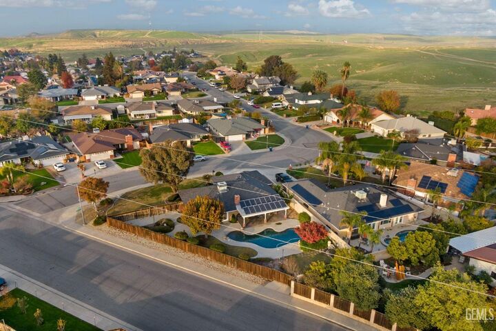 Property Photo:  6001 Meadow Glen Way  CA 93306 