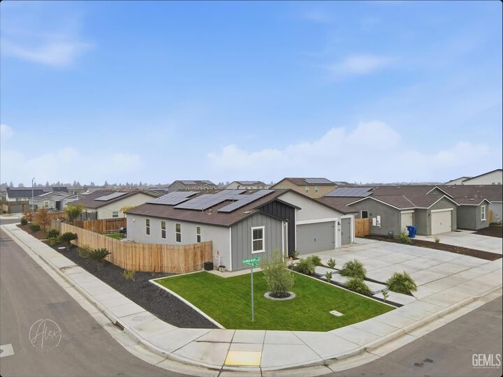 Property Photo: 7808 Savannah Height Avenue CA 93313