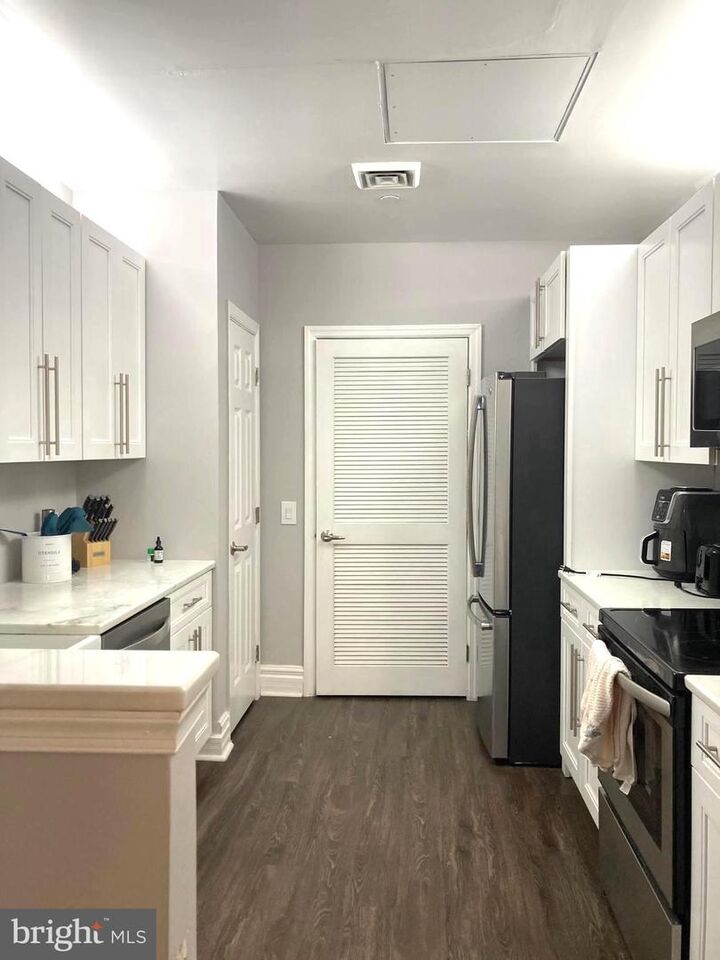 Property Photo: 1600 Arch Street 18 1013 PA 19103