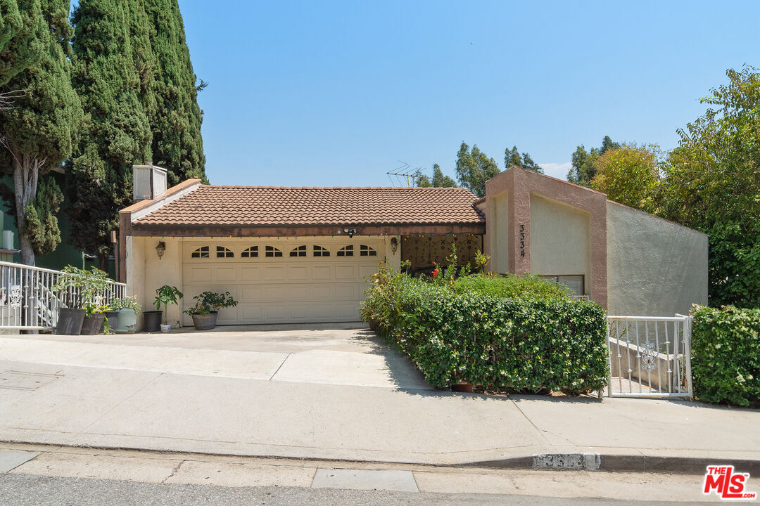 Property Photo:  3334 Oak Glen Dr  CA 90068 