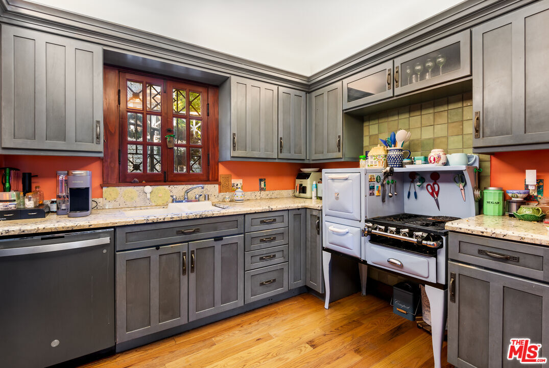 Property Photo: 6610 Padre Ter CA 90068