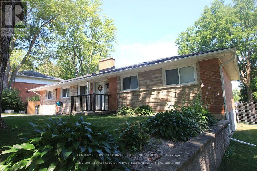 Property Photo:  133 Deer Park Circle West  ON N6H 3B9 