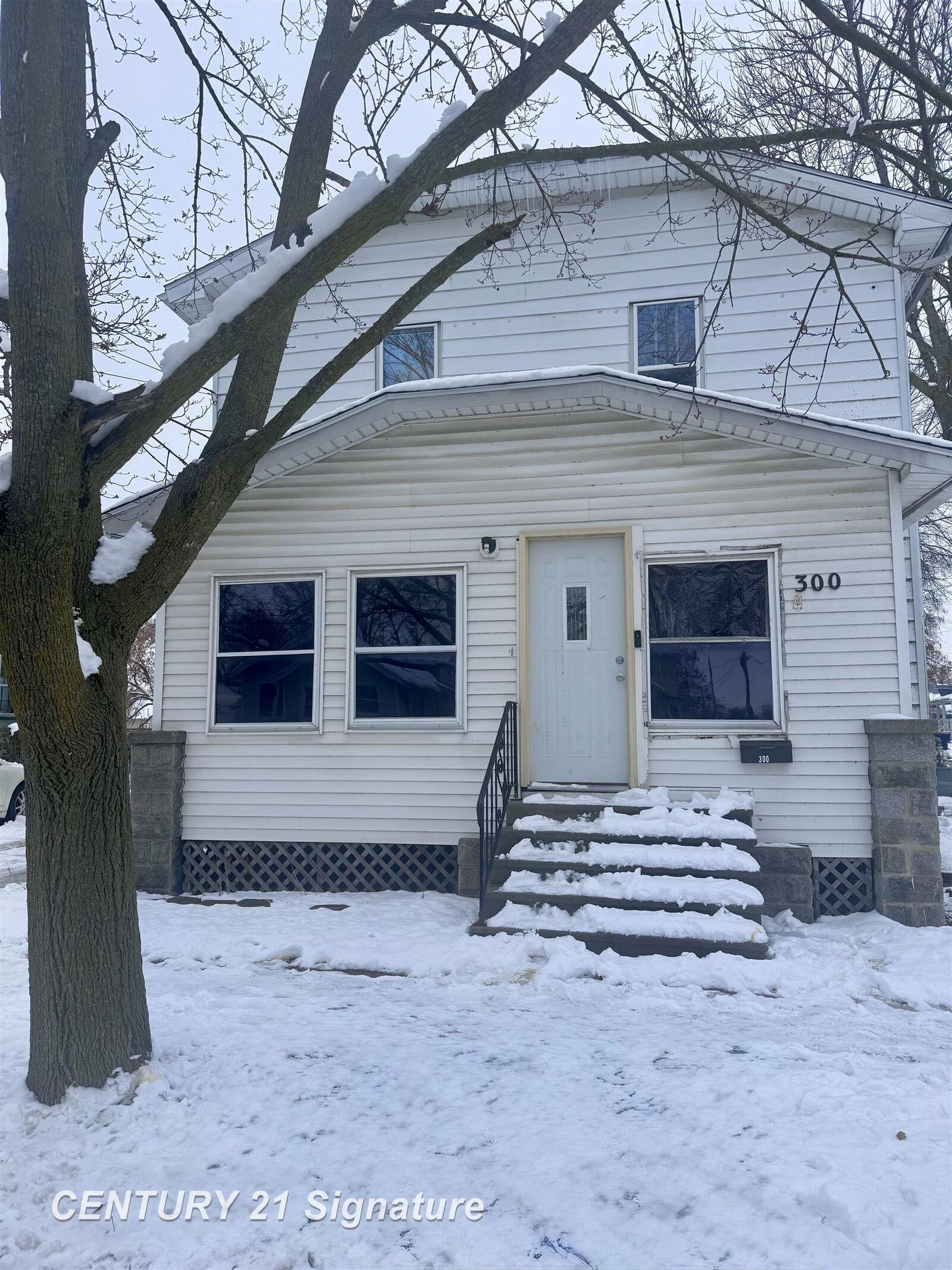 Property Photo: 300 S Farragut Street MI 48708