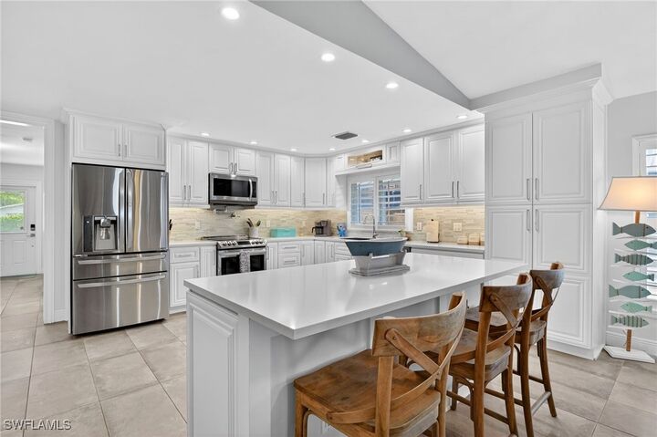 Property Photo: 523 107th Avenue N FL 34108