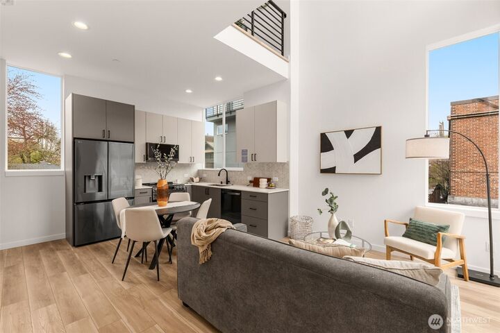 Property Photo:  730 A  Broadway  E  WA 98102 