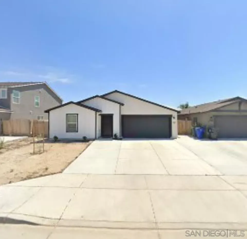 Property Photo: 4705 SW Hayvenhurst Ave Southwest 1 CA 93313