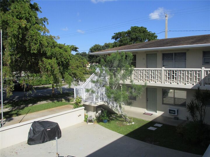 Property Photo: 3500 Harrison St 11 FL 33021