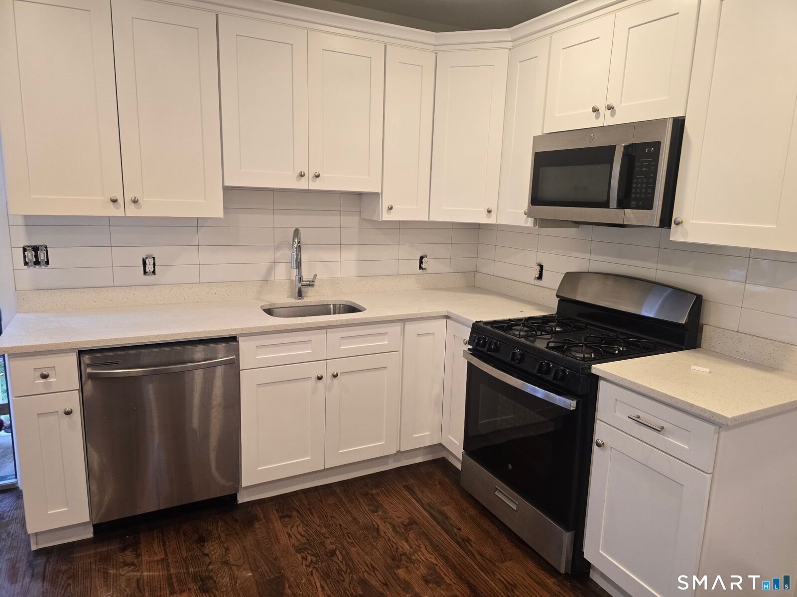 Property Photo:  340 Pleasantview Avenue 1st Floor  CT 06606 