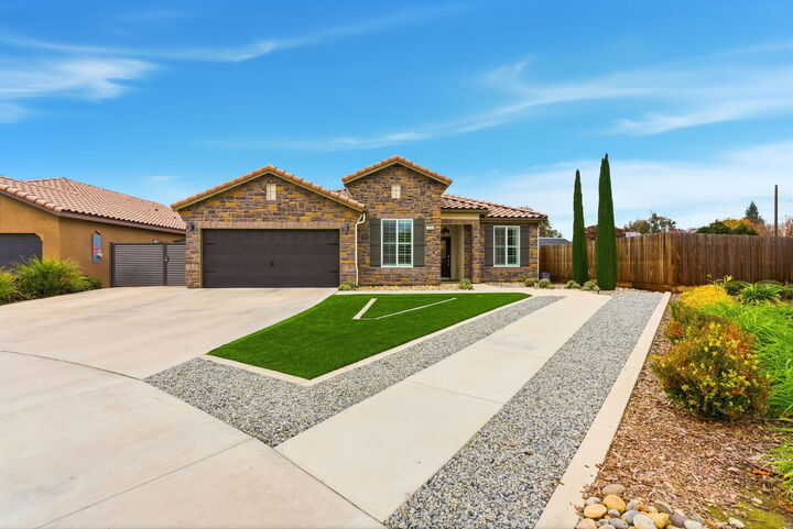 Property Photo: 3636 E Meadow Court CA 93292