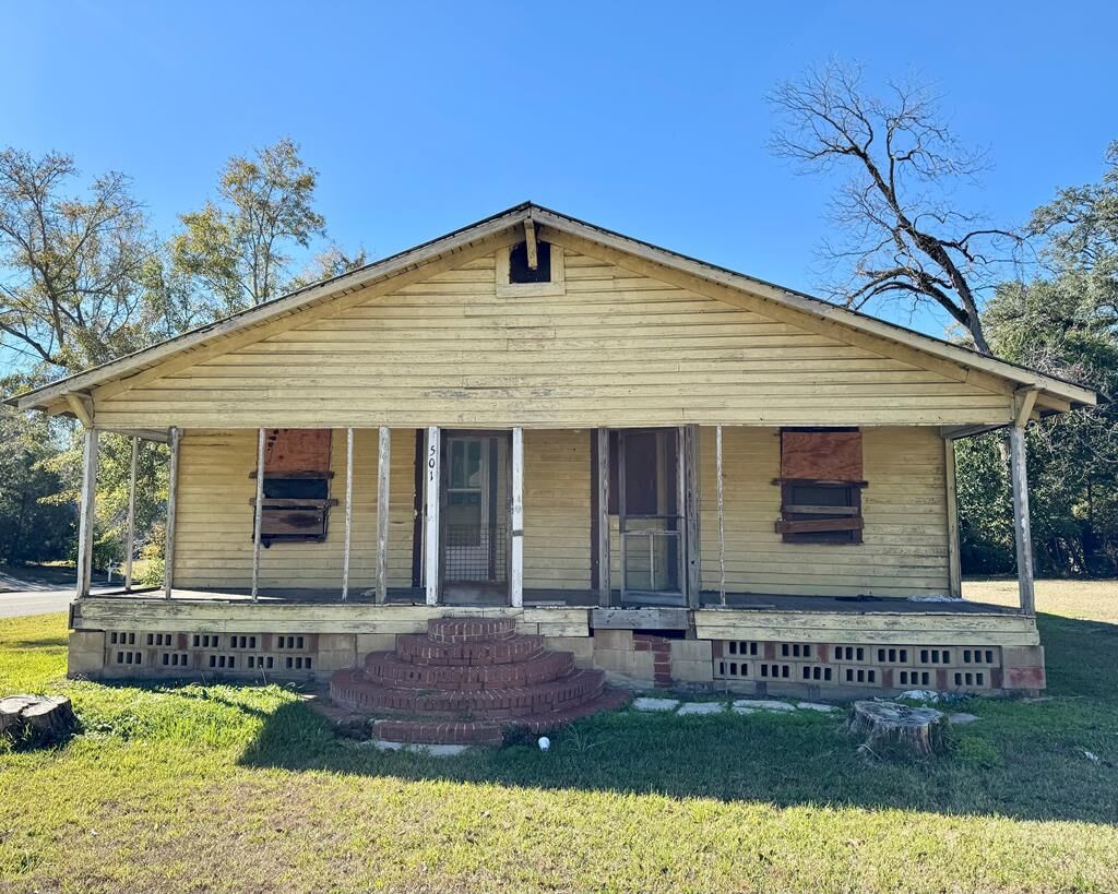 Property Photo:  501 Oak St  GA 31792 