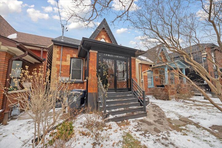 Property Photo:  227 Clinton Street Main  ON M6G 2Y4 