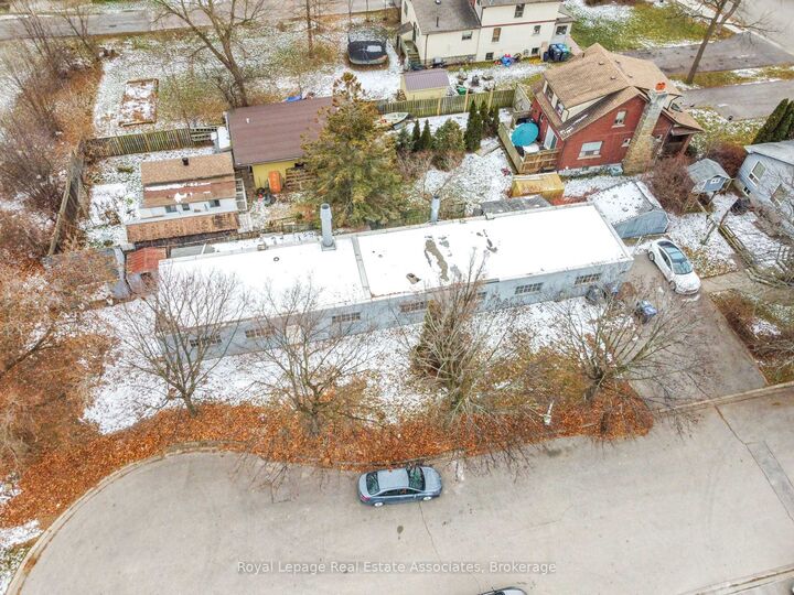 Property Photo: 1089 Seneca Avenue ON L5G 3X4