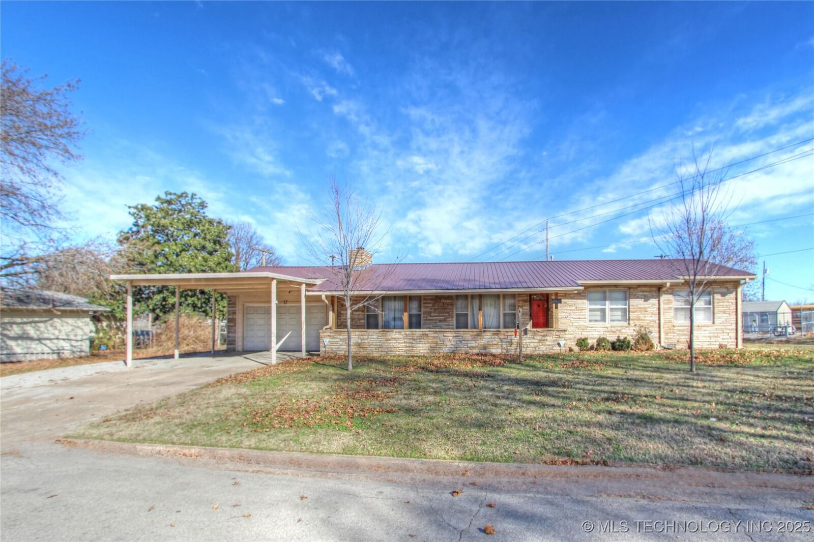 Property Photo:  912 W Shawnee Avenue  OK 74048 