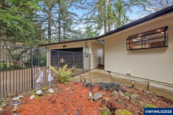 Property Photo:  2369 Emerald Dr NW  OR 97304 