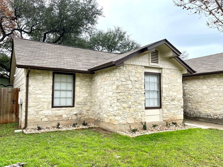 Property Photo:  703 Twin Oak Trail  TX 78613 