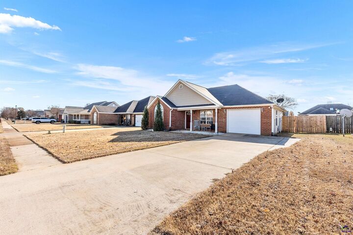 Property Photo:  221 Wembley Drive  GA 31088-1269 